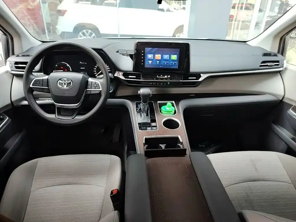 Toyota Sienna — фото 4