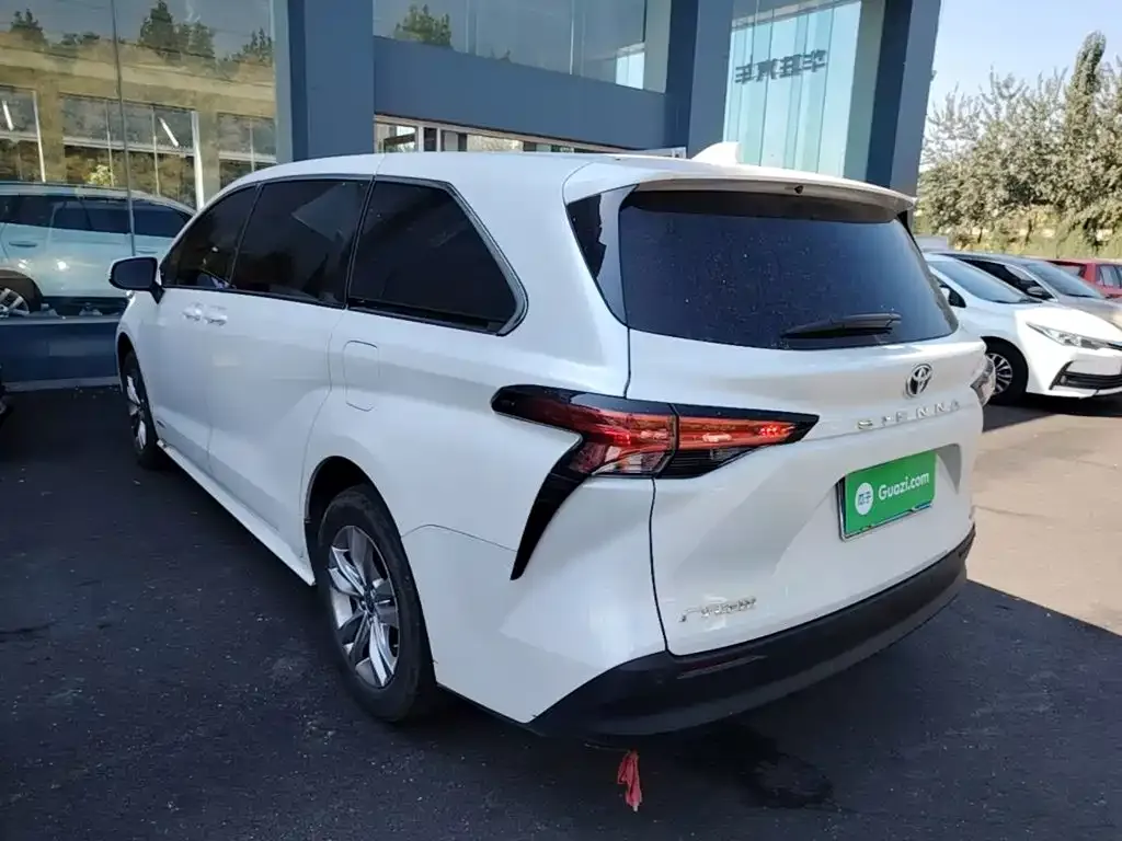 Toyota Sienna — фото 5