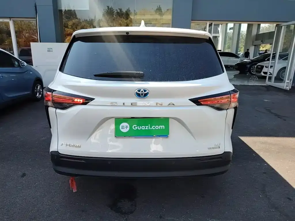 Toyota Sienna — фото 10