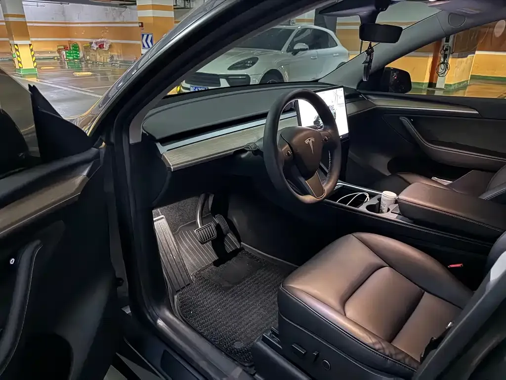 Tesla Model Y — фото 6