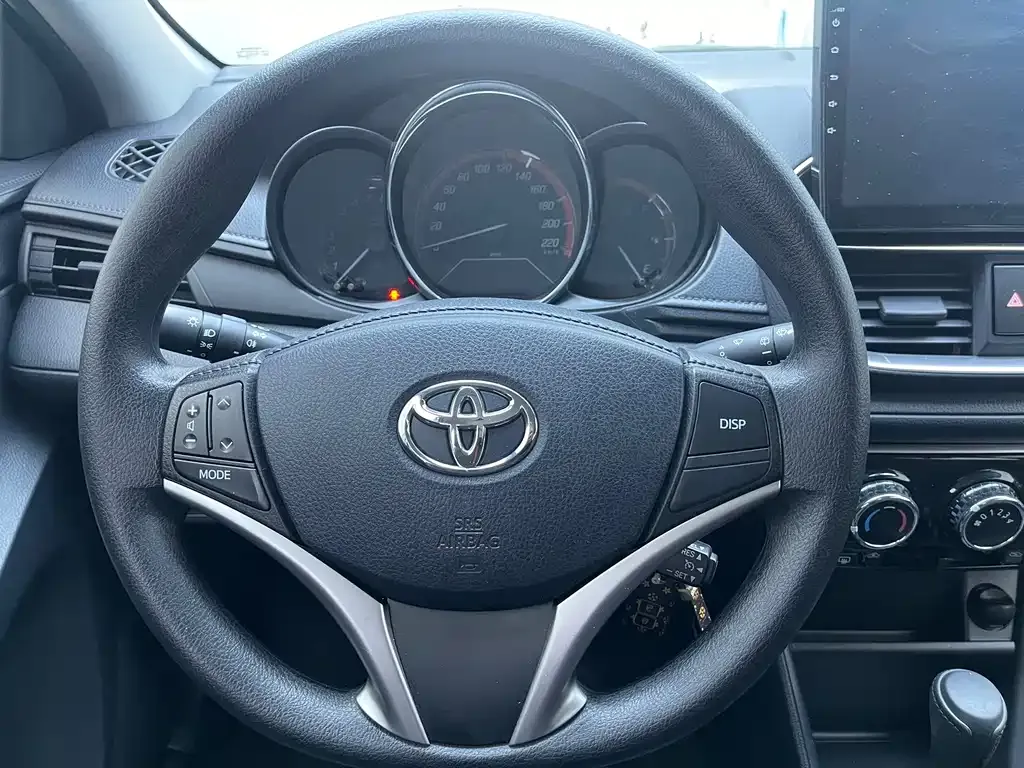 Toyota Yaris L — фото 10