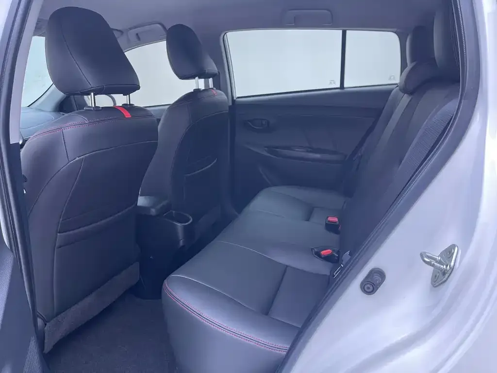 Toyota Yaris L — фото 2