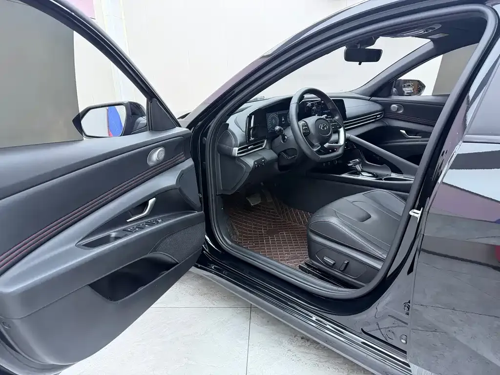 Hyundai Elantra — фото 3