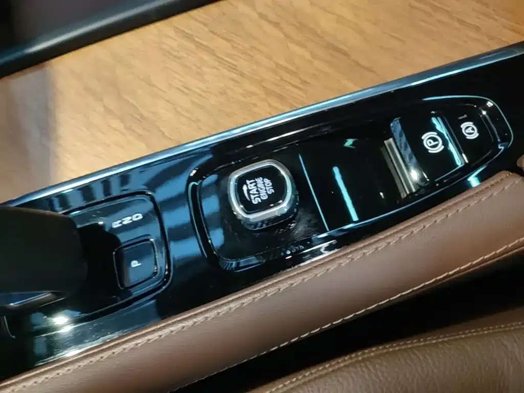 Volvo XC90 — фото 9