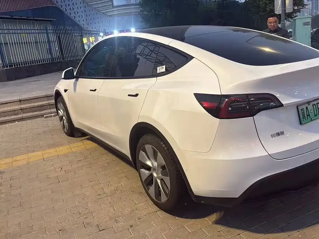 Tesla Model Y — фото 4