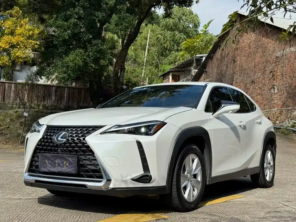 Lexus UX — фото 1