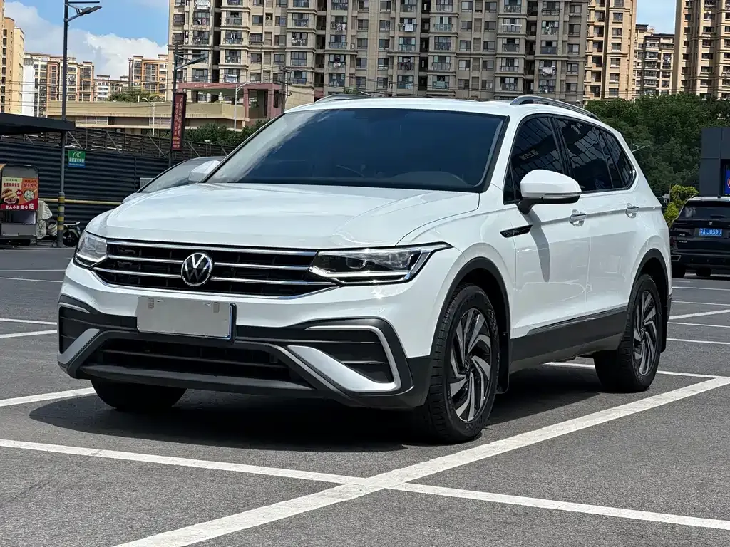 Volkswagen Tiguan L — фото 1
