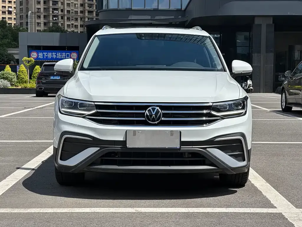 Volkswagen Tiguan L — фото 6