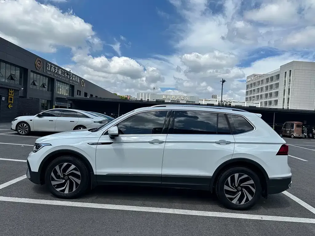 Volkswagen Tiguan L — фото 7