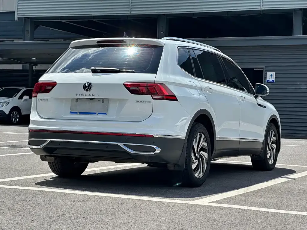 Volkswagen Tiguan L — фото 9