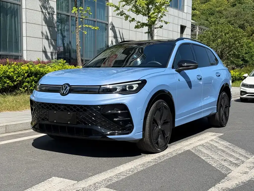 Volkswagen Tiguan L — фото 1