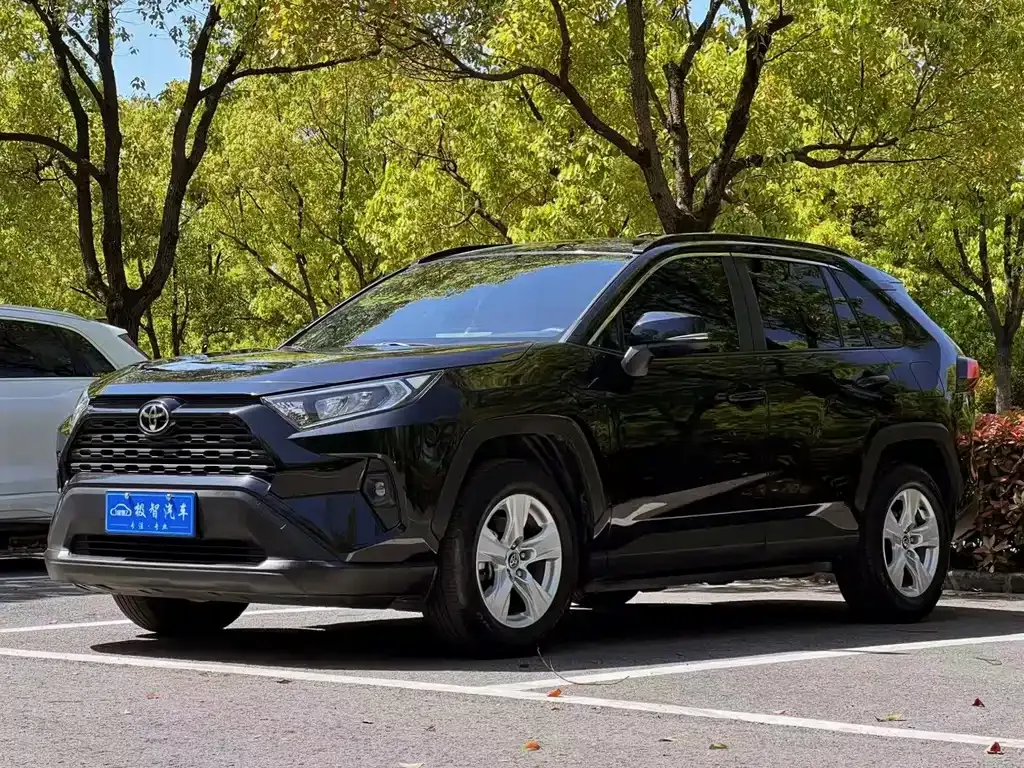 Toyota RAV4 — фото 1