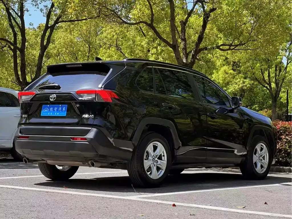 Toyota RAV4 — фото 10