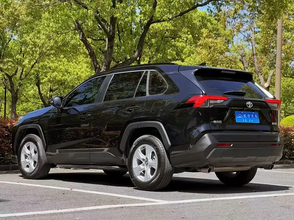 Toyota RAV4 — фото 5