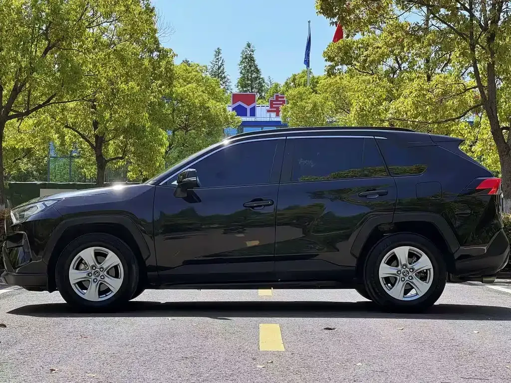 Toyota RAV4 — фото 8