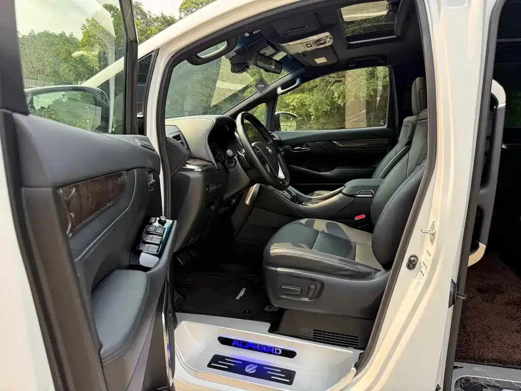 Toyota Alphard — фото 9