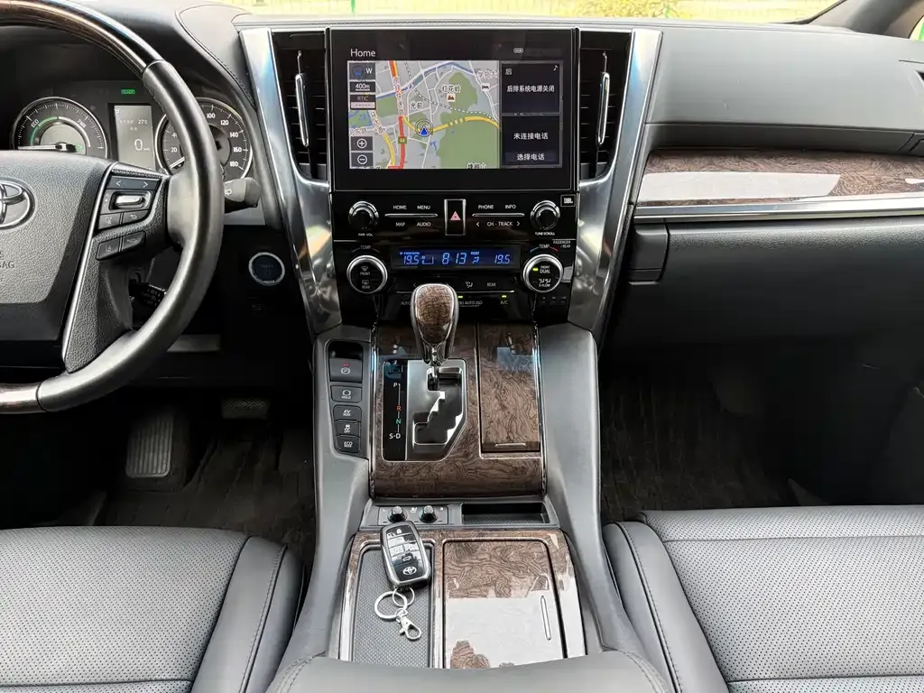 Toyota Alphard — фото 6