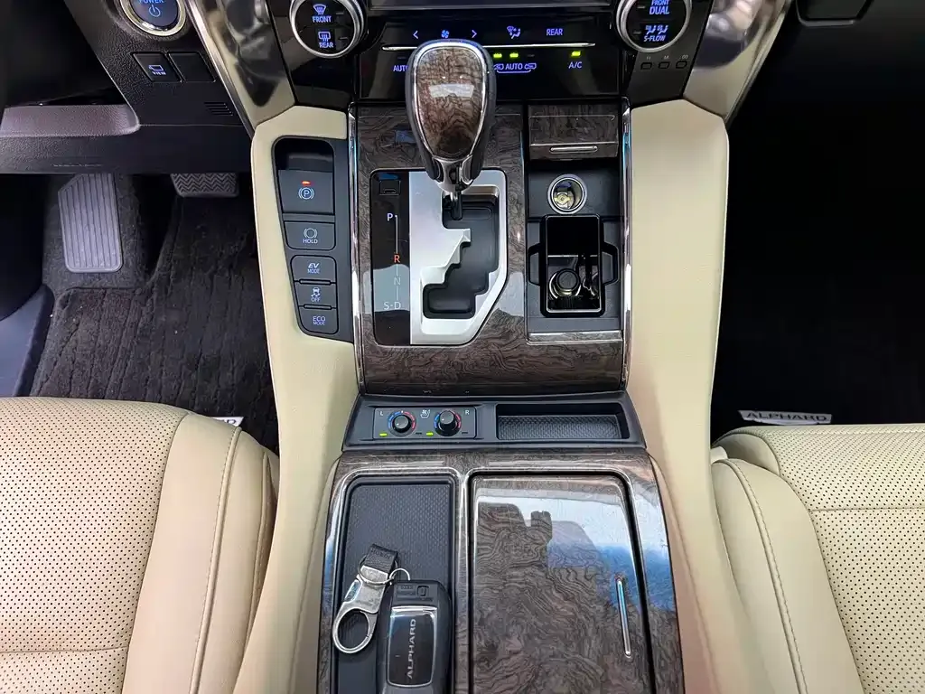 Toyota Alphard — фото 9