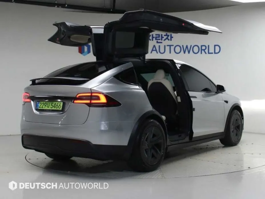 Tesla Model X — фото 10