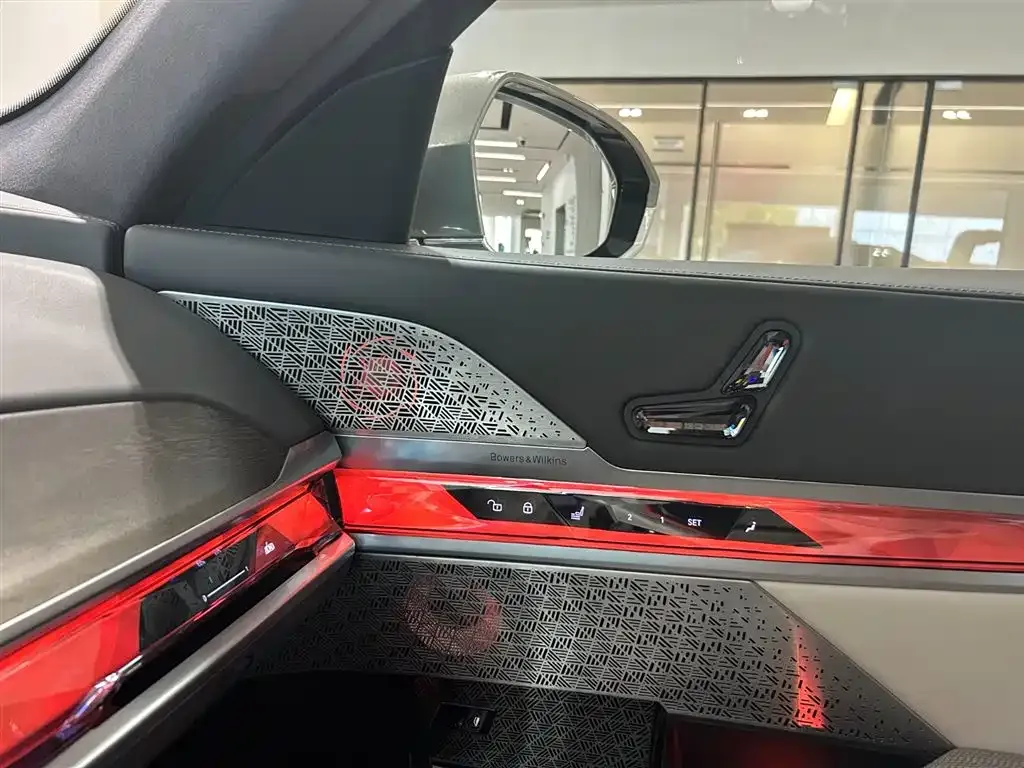 BMW i7 — фото 9