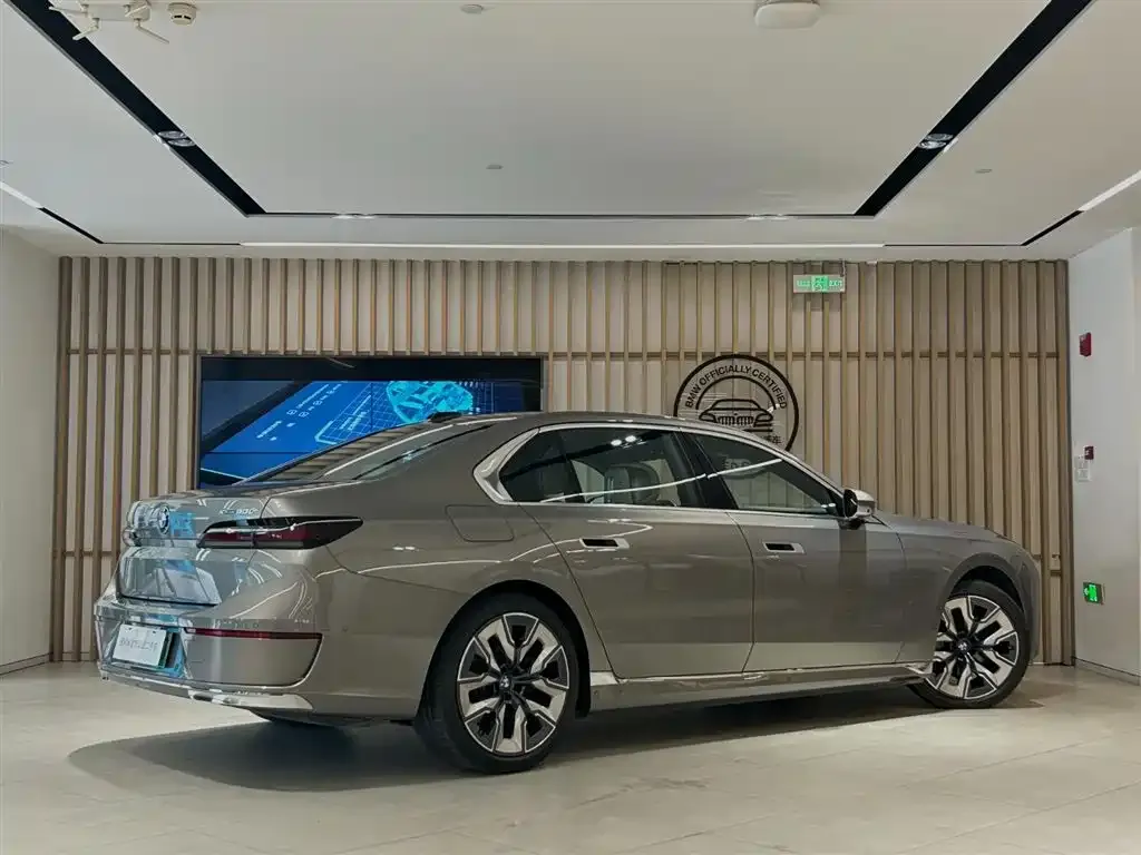 BMW i7 — фото 8