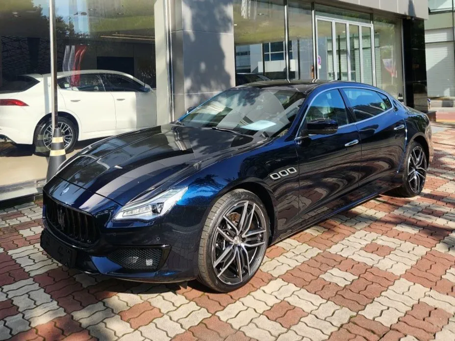 Maserati Quattroporte — фото 1