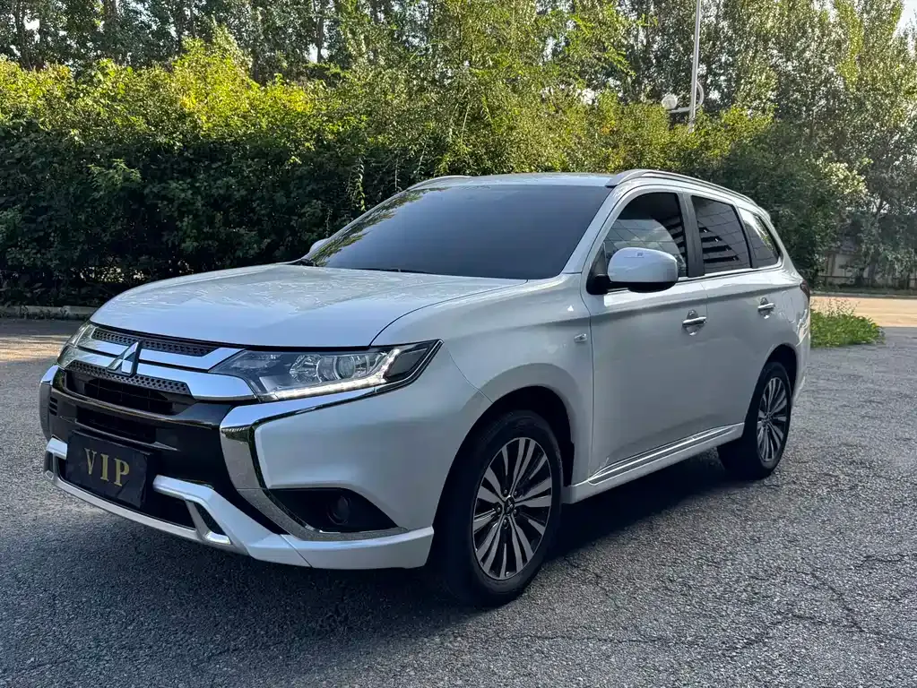 Mitsubishi Outlander — фото 1