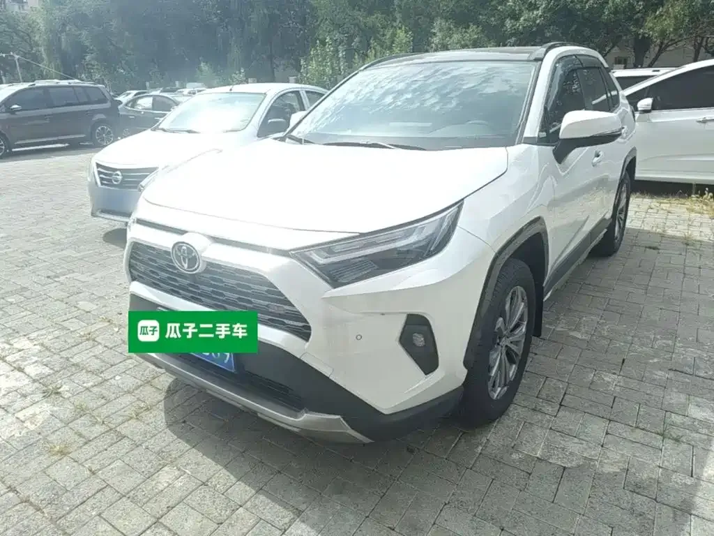 Toyota RAV4 — фото 1