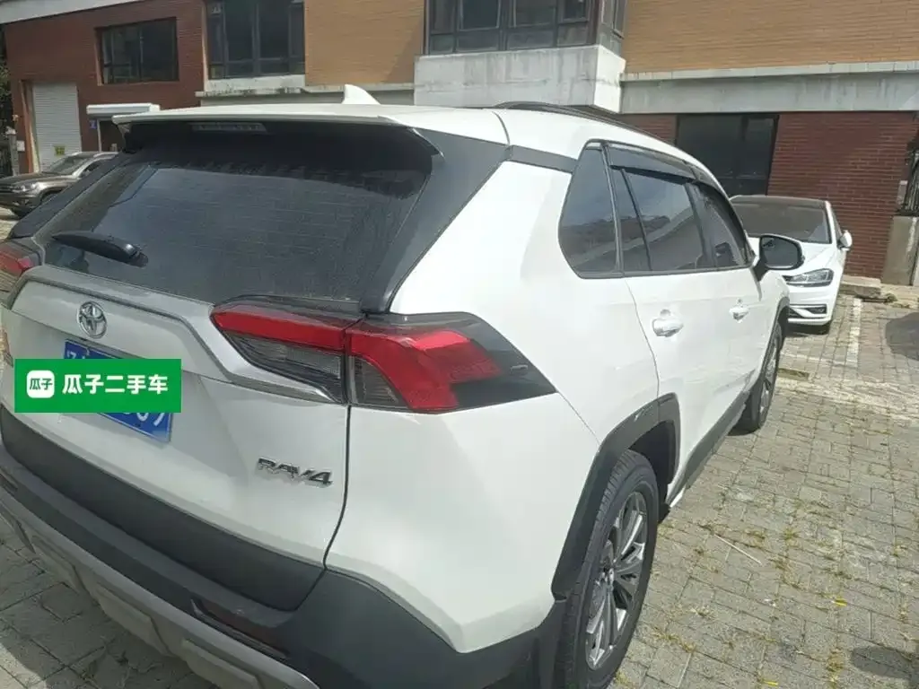 Toyota RAV4 — фото 4