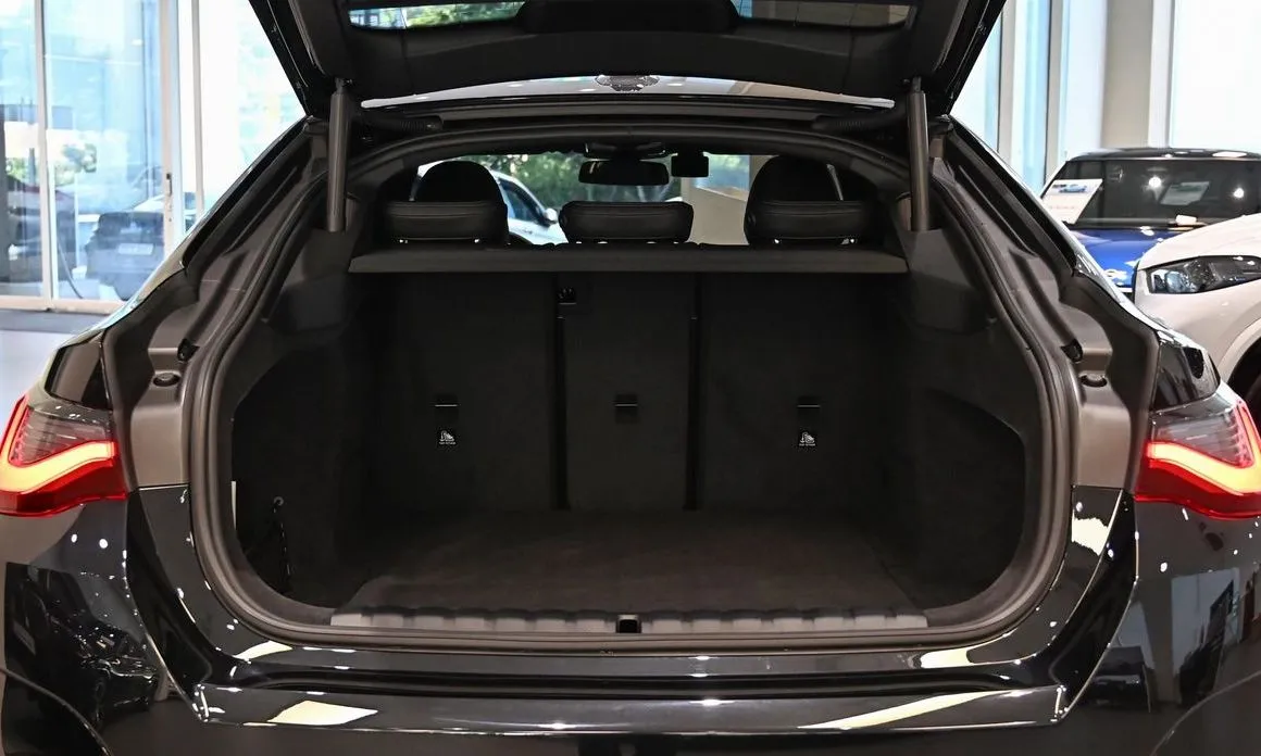 BMW i4 — фото 9