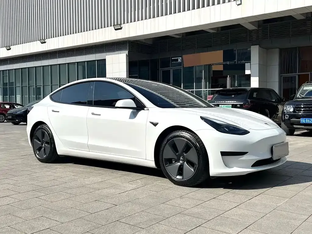 Tesla Model 3 — фото 9