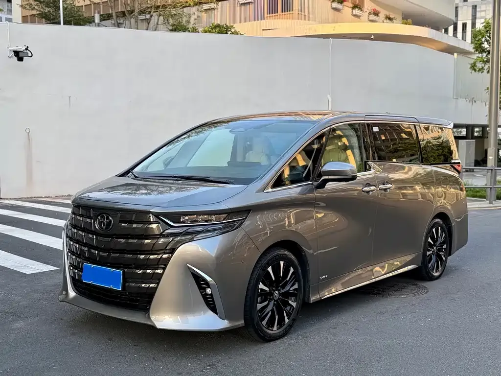 Toyota Alphard — фото 1