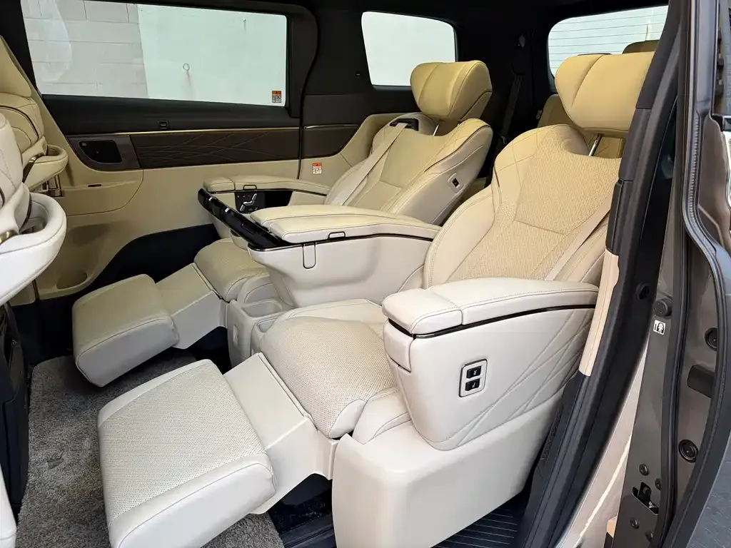 Toyota Alphard — фото 4