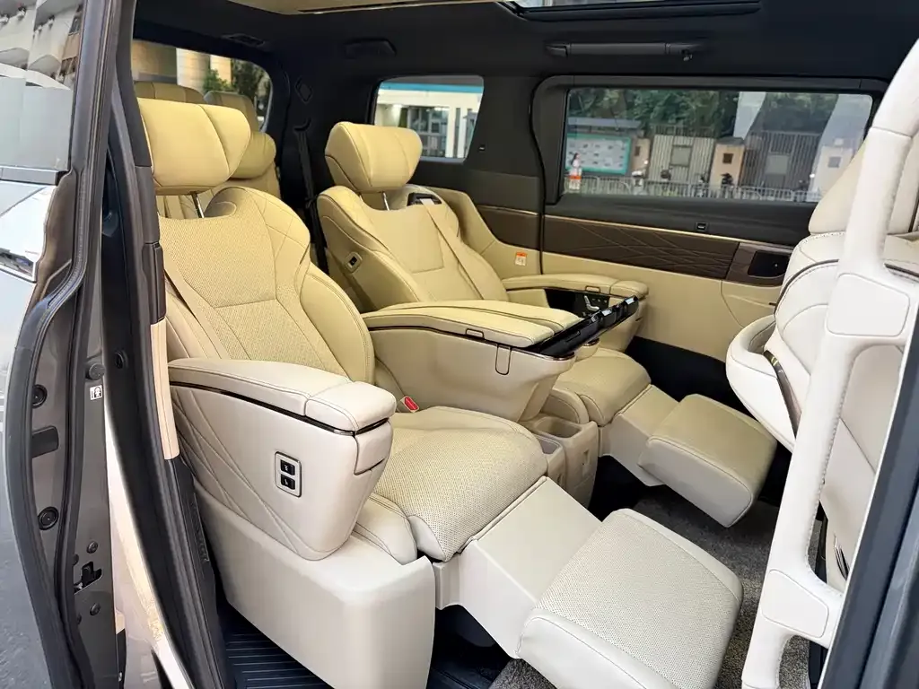 Toyota Alphard — фото 10