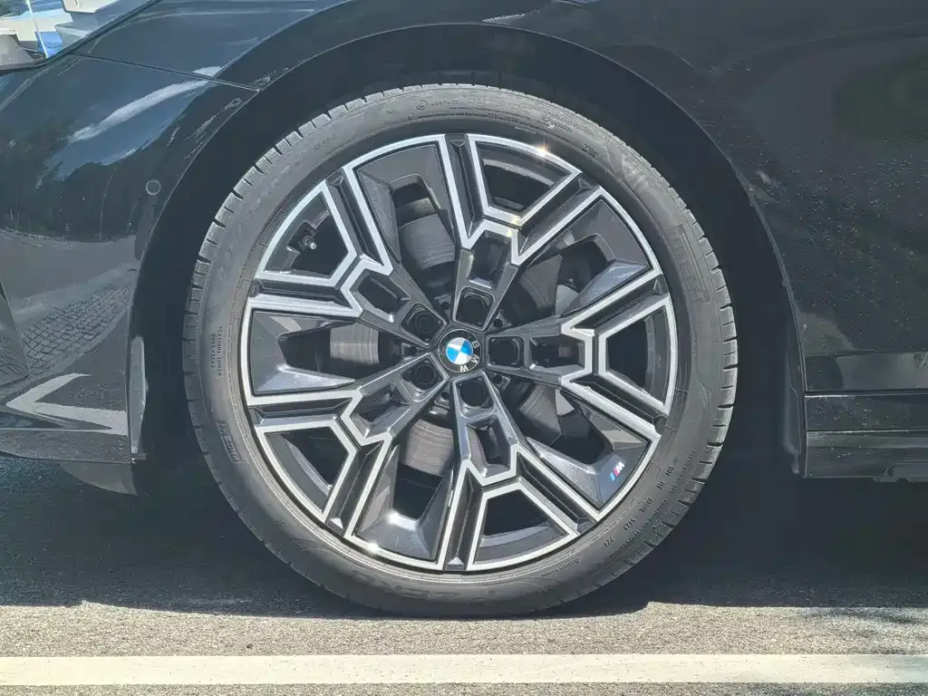 BMW 5 Series — фото 9