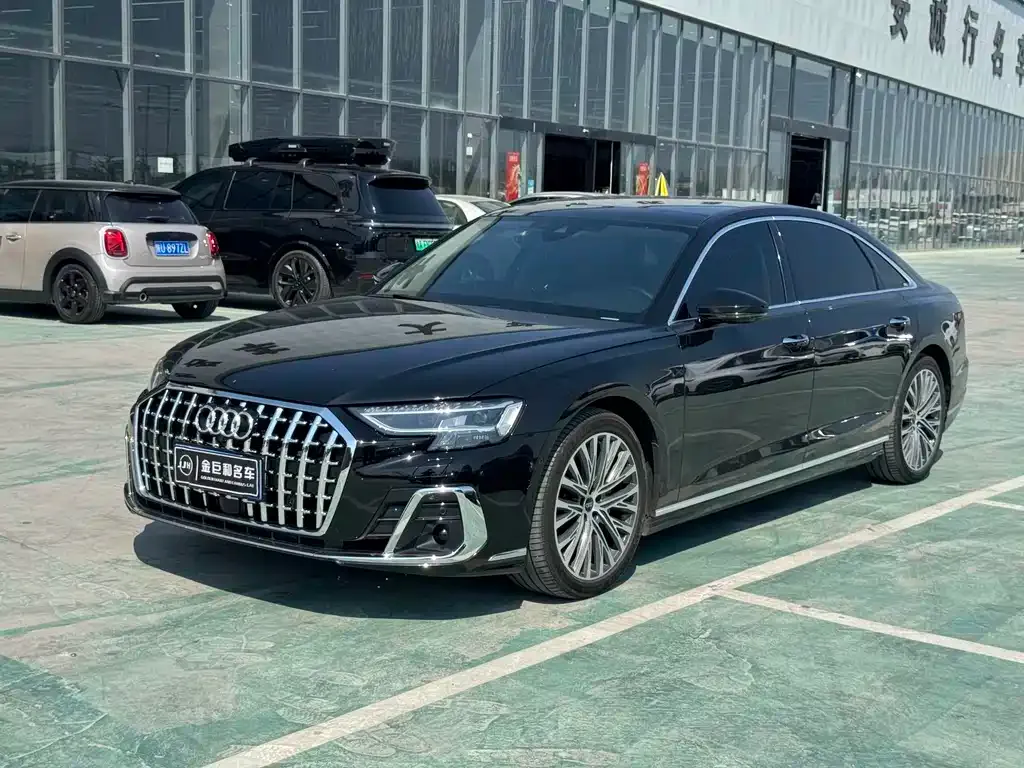 Audi A8 — фото 1