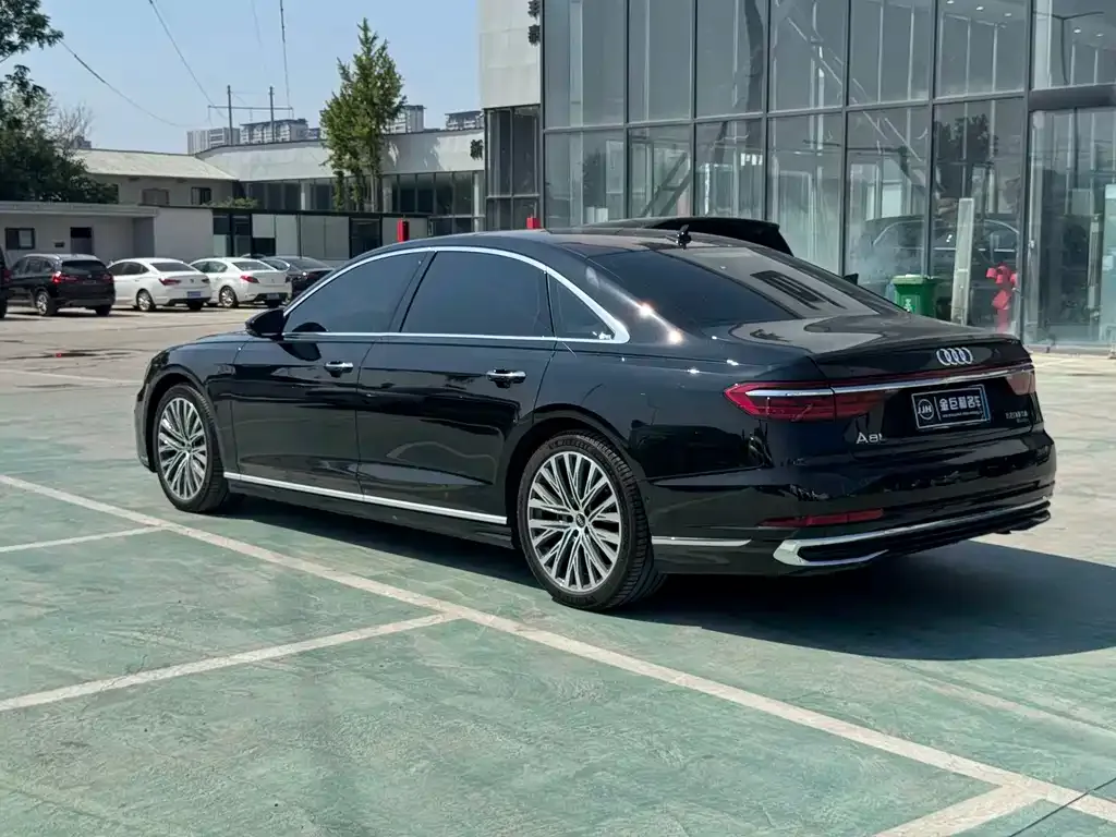 Audi A8 — фото 5