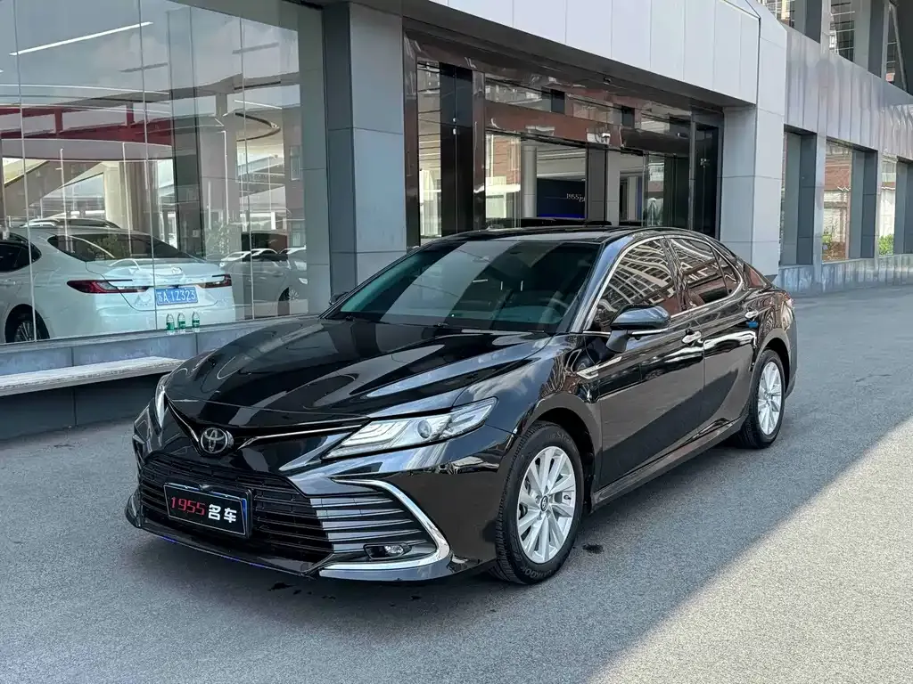 Toyota Camry — фото 1