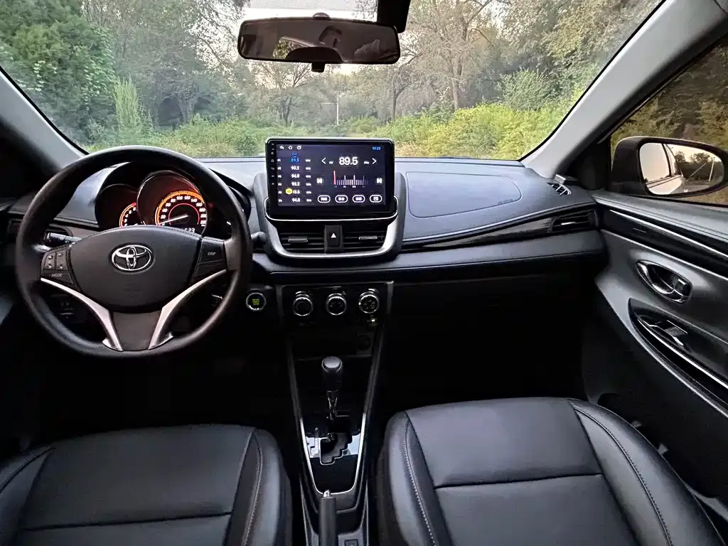 Toyota Yaris L — фото 5