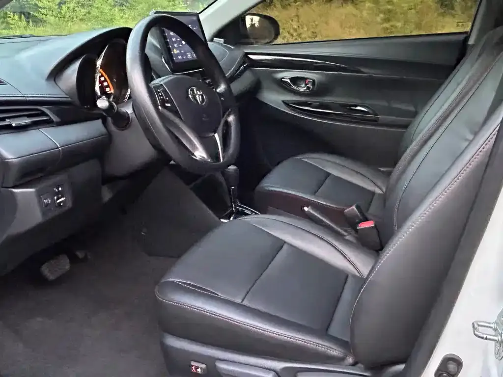 Toyota Yaris L — фото 3
