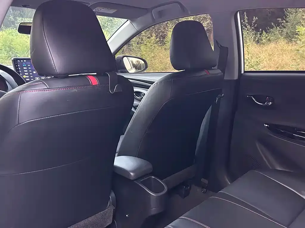 Toyota Yaris L — фото 2
