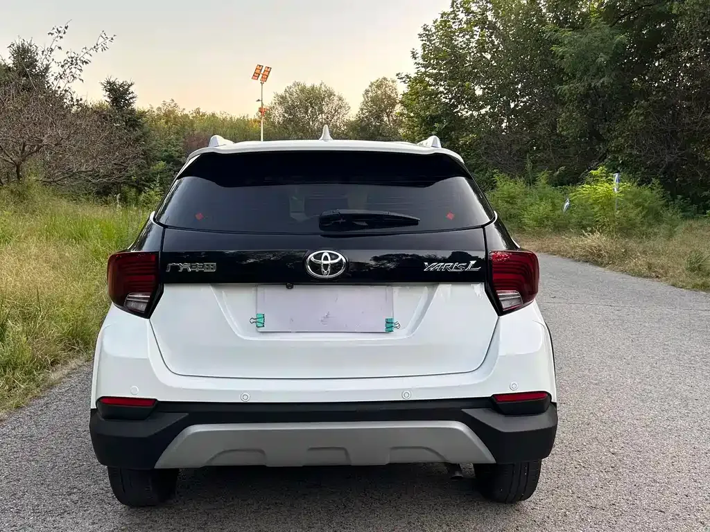 Toyota Yaris L — фото 4