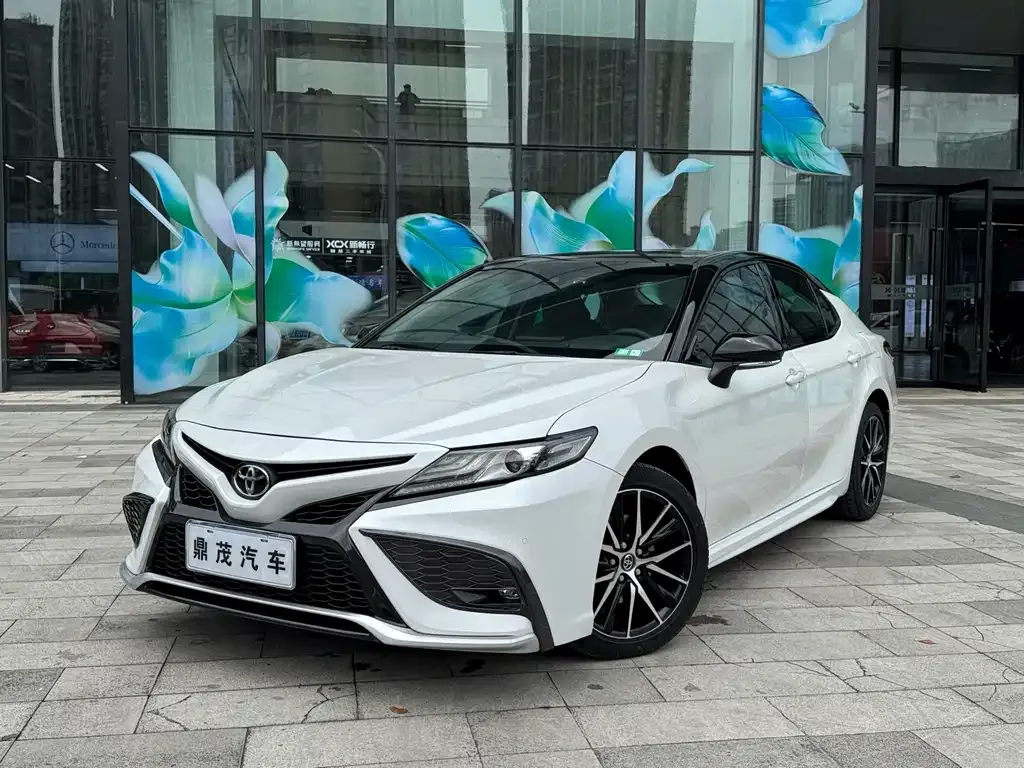 Toyota Camry — фото 1