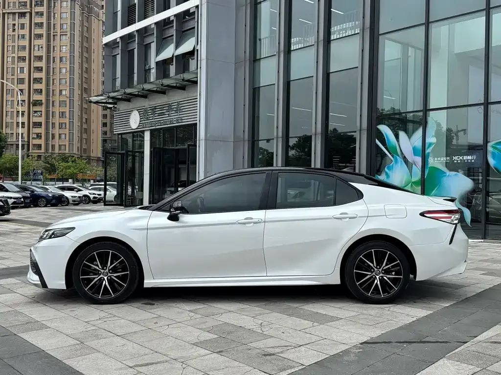 Toyota Camry — фото 2