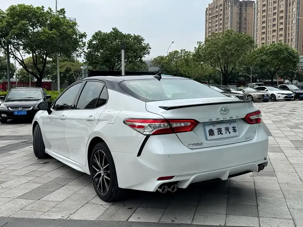 Toyota Camry — фото 10