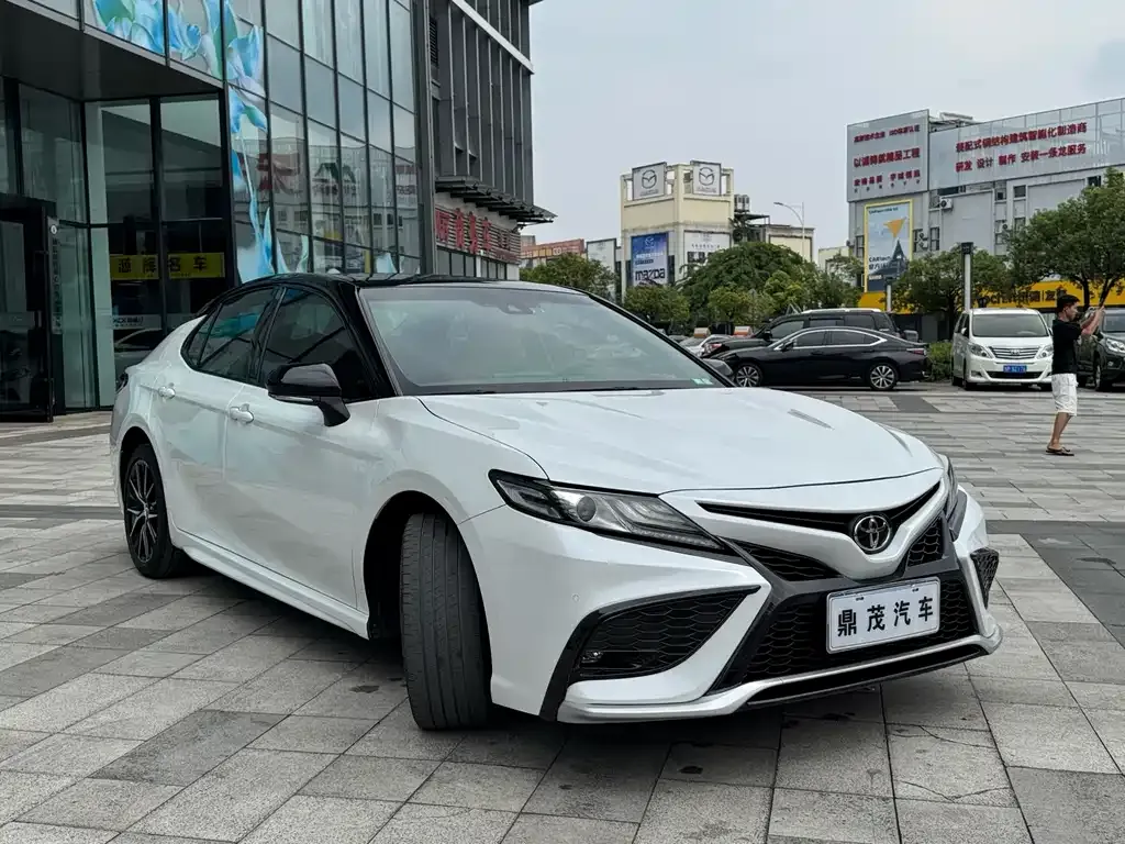 Toyota Camry — фото 9