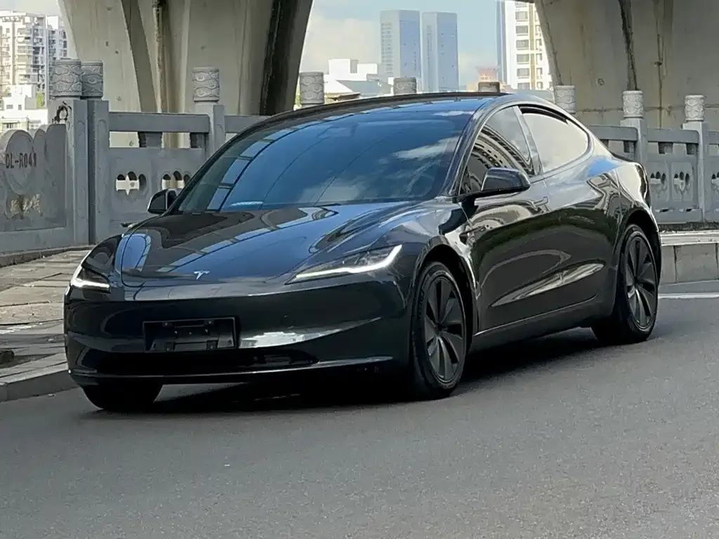 Tesla Model 3 — фото 1