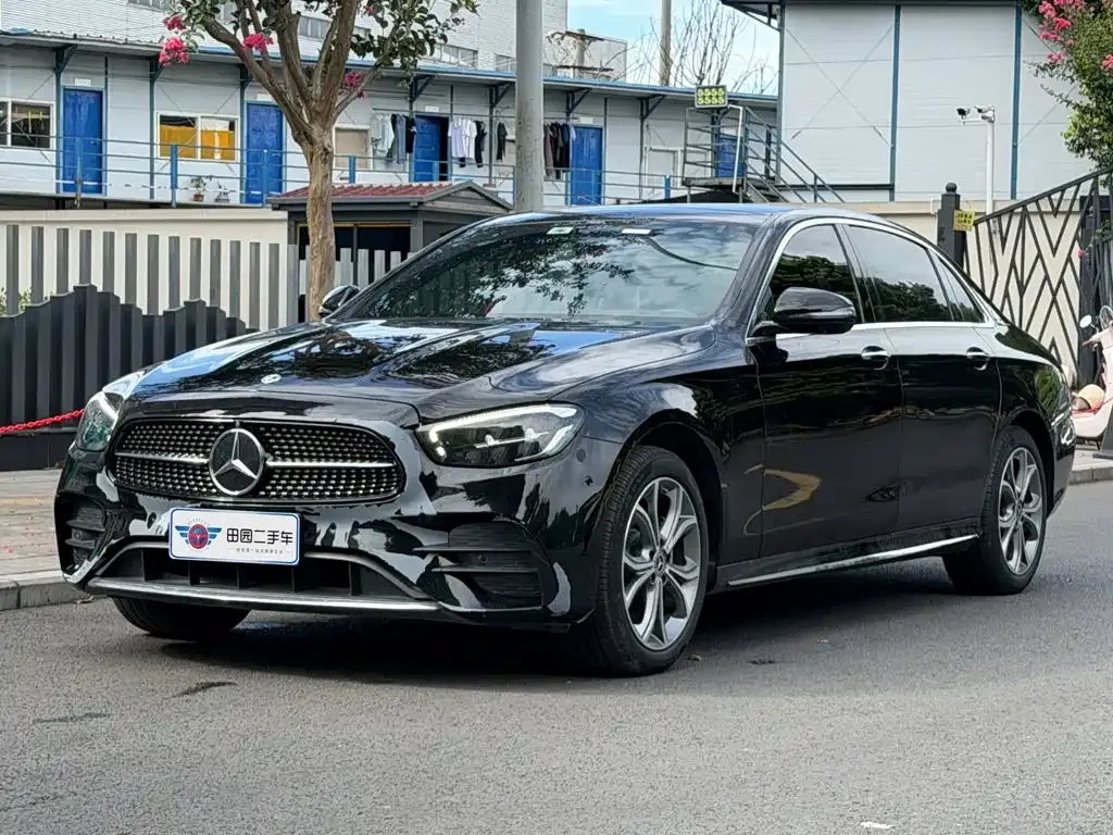 Mercedes-Benz E-Class — фото 1