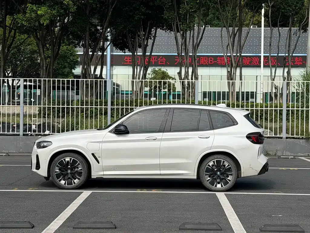 BMW iX3 — фото 10