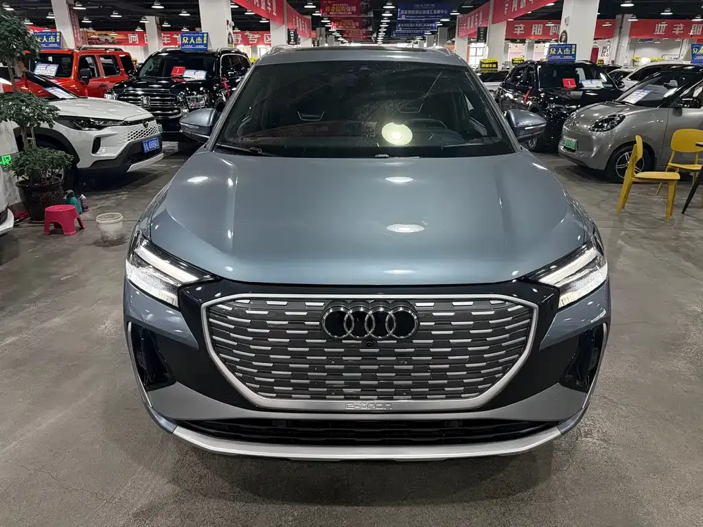 Audi Q4 e-tron — фото 1